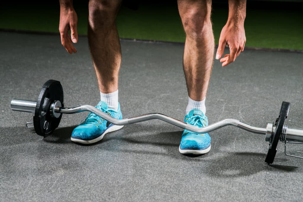 foot posture for a proper barbel row form