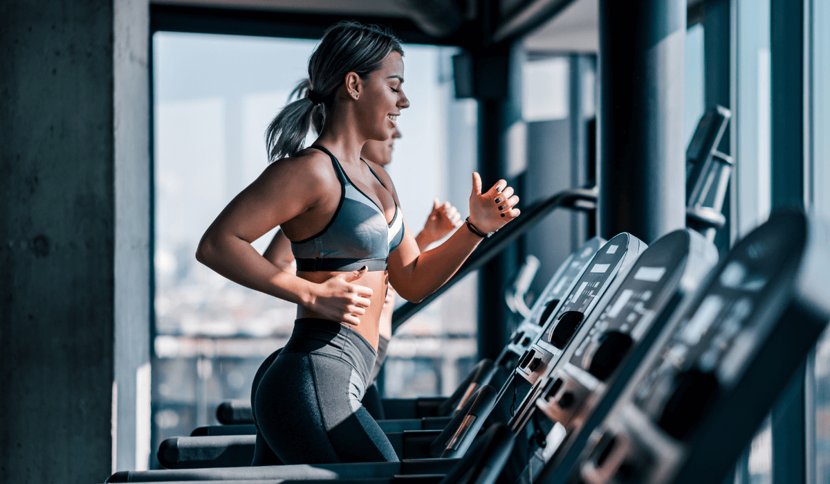 A woman avoiding common treadmill injuries during her workout