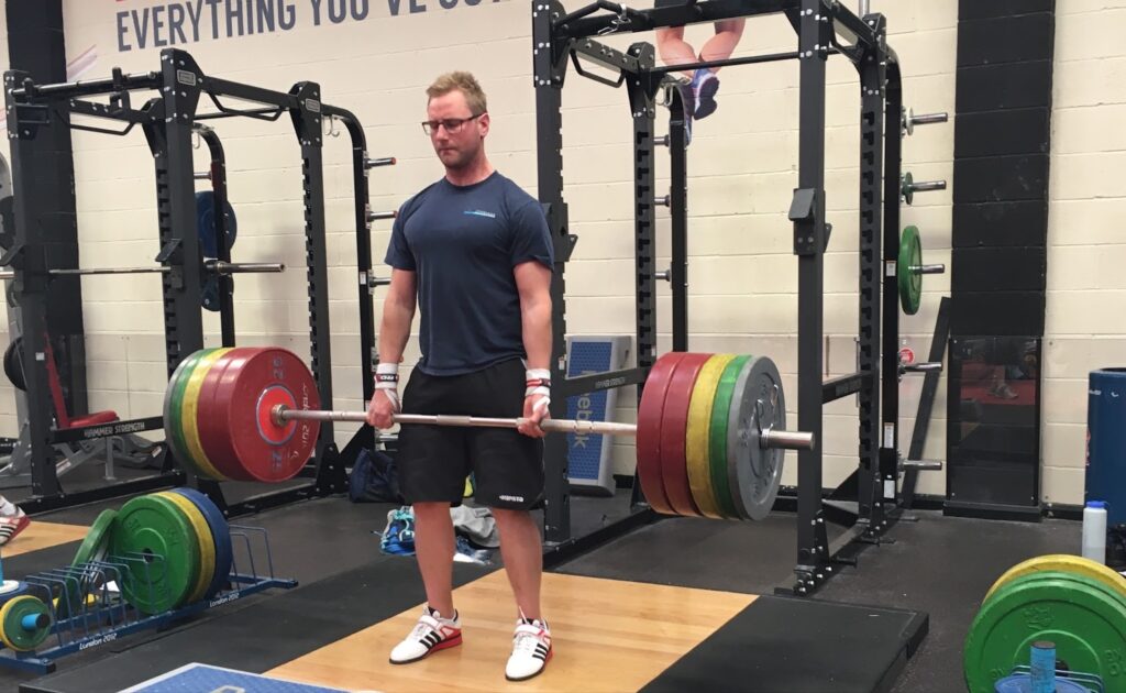 A man doing deadlifts knowing how to do RDLs