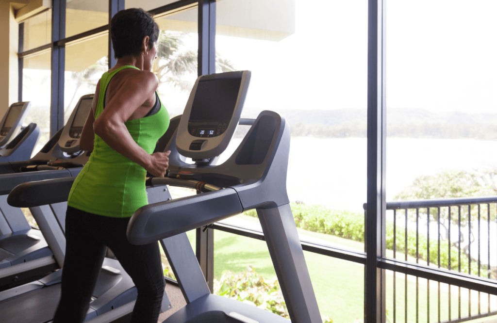 A woman knowing how to run on a treadmill