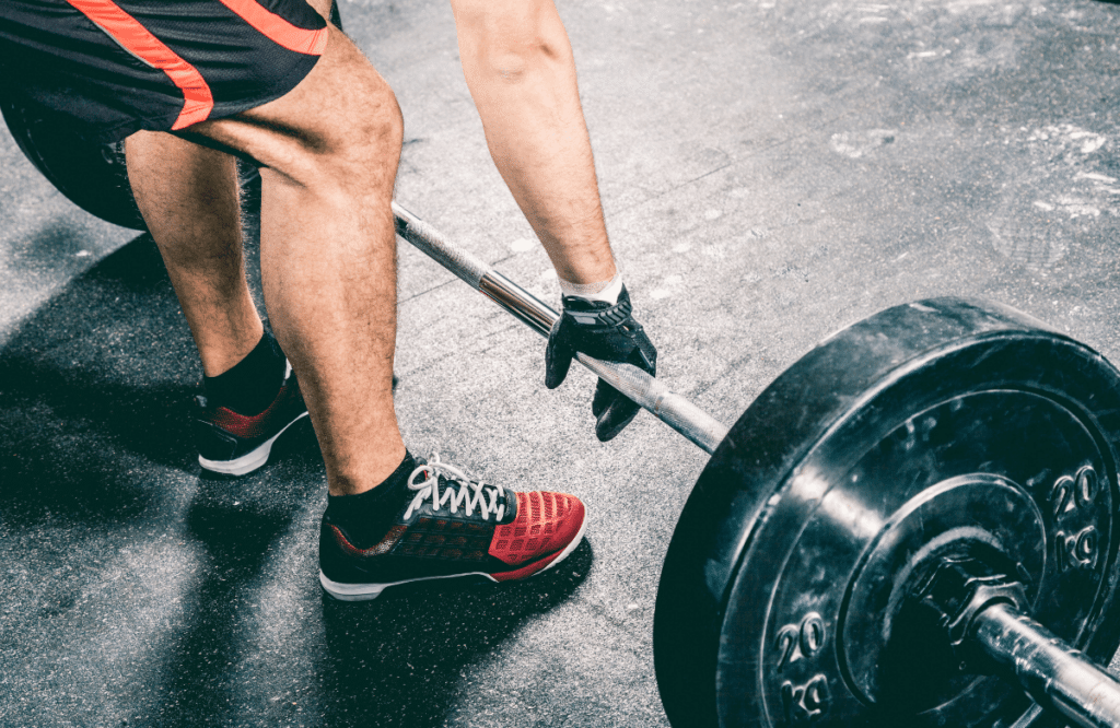 A man knowing how to use deadlift straps prefering using gloves