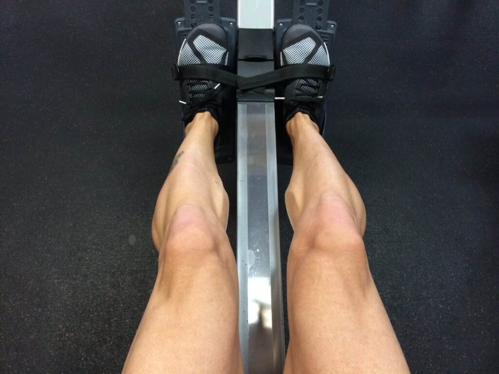 On voit sur cette image les jambes musclées d'un homme qui veut faire du rameur tous les jours