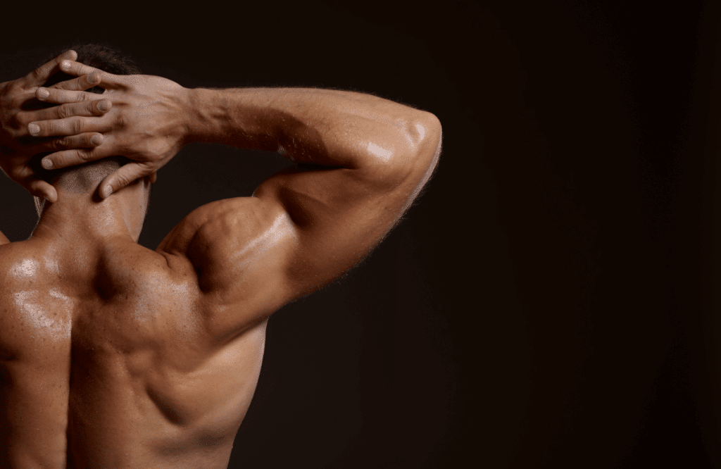Un bodybuilder montre ses épaules volumineuses