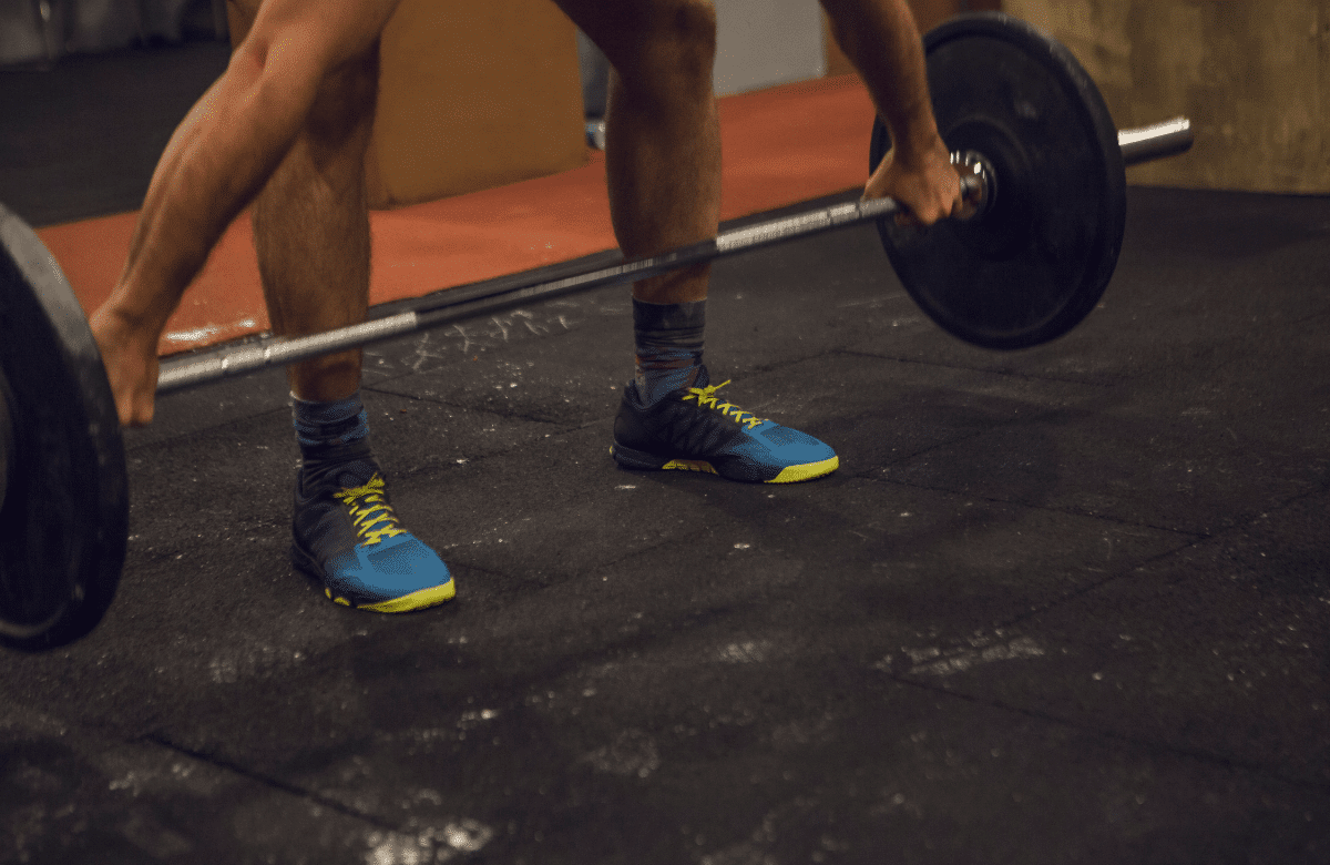 A beginner at the gym following the best deadlift routine
