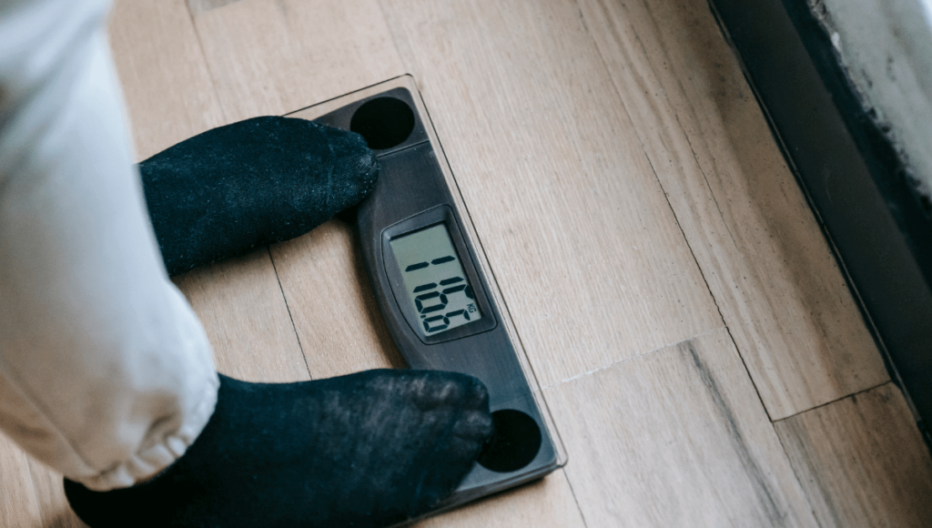 Perte de poids avant/après: Un homme se pèse