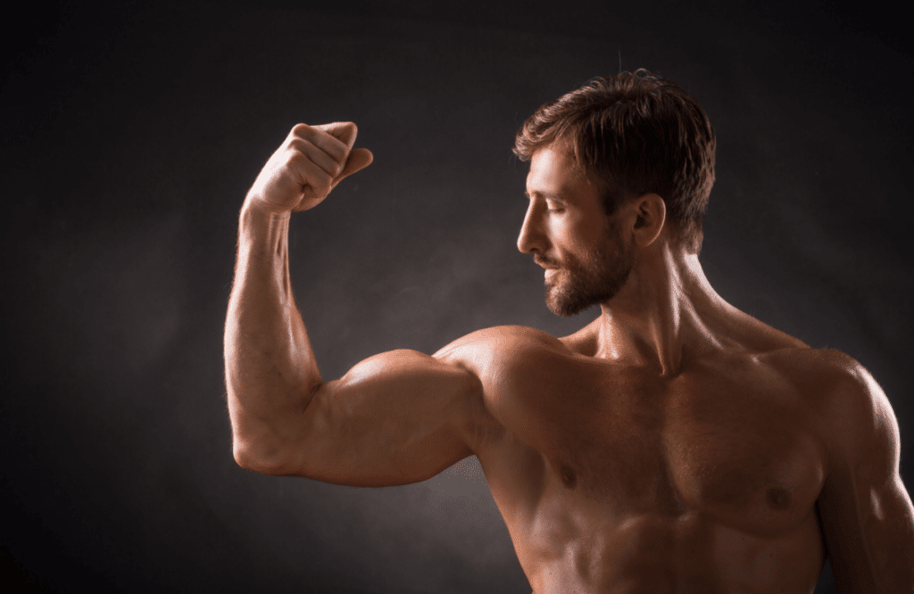 Ce bodybuilder au tour de bras conséquent montre son biceps