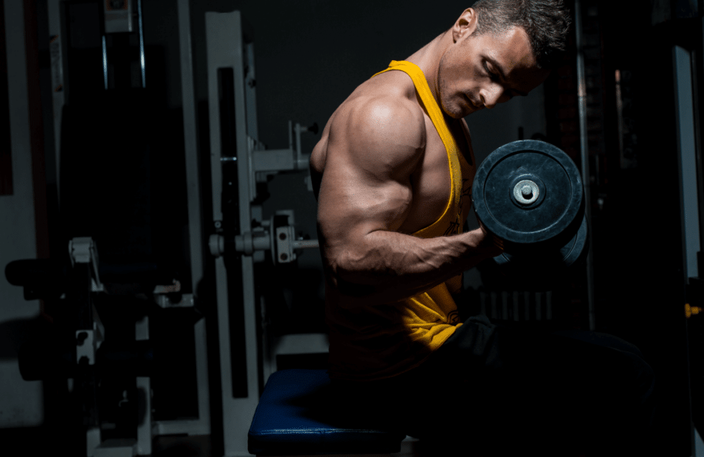 Ce bodybuilder fait du curl biceps haltère en salle de sport