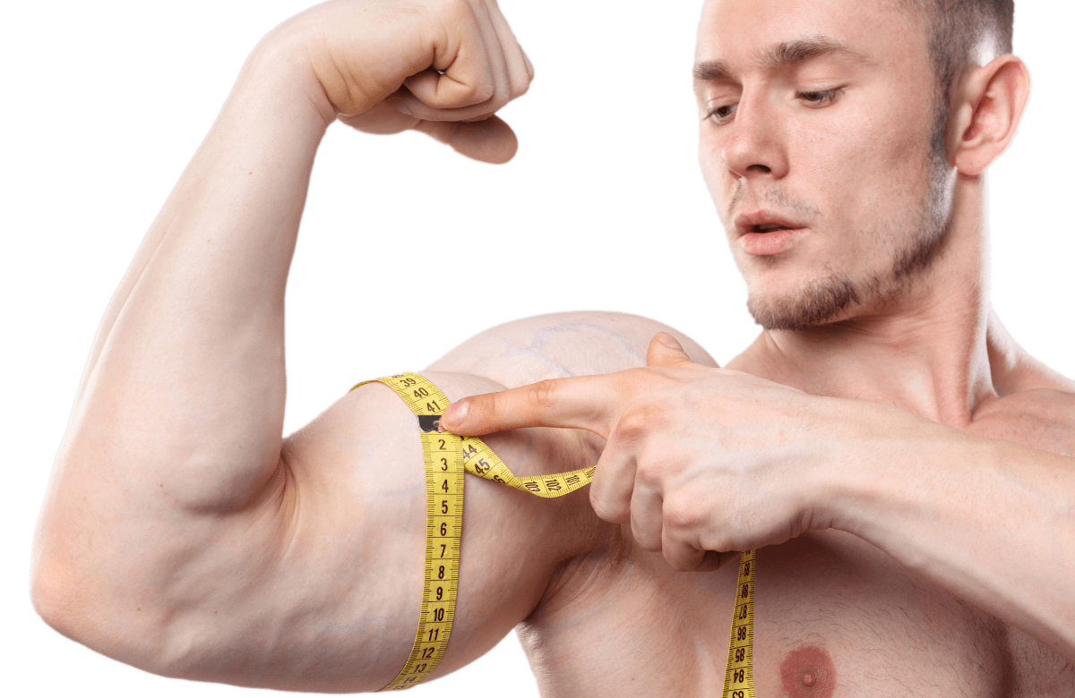 A man bulking his arm to show the difference between hypertrophy vs. hyperplasia