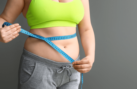 A woman knowing the right yohimbine dosage for fat loss