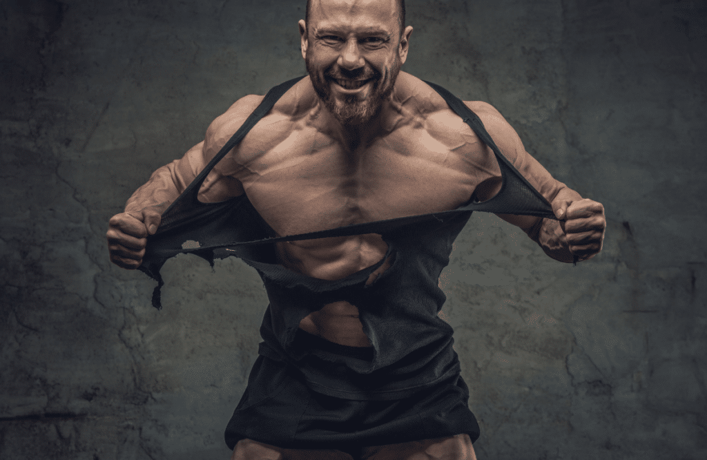 Un bodybuilder exhibe sa musculature