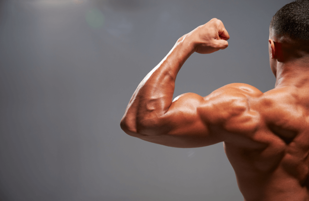 Un hombre musculoso exhibe sus bíceps