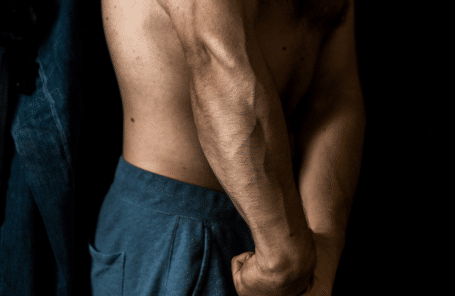 Un homme montre ses avant-bras musclés