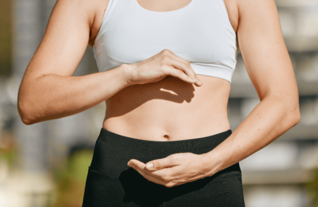 A woman who performed the best exercise to burn belly fat