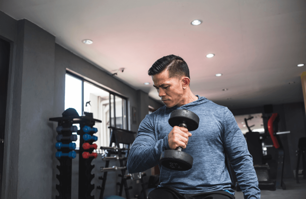 A stong man performing hammer curls properly