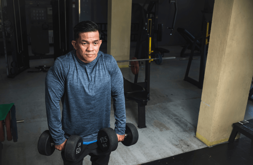 A man doing shrugs at the gym