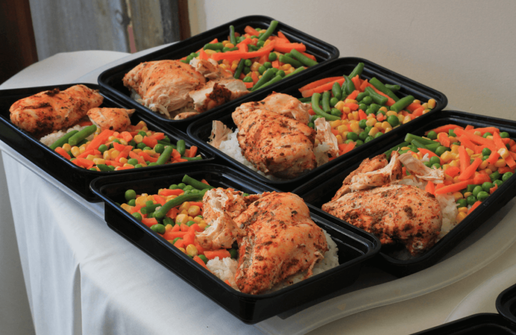A 5 days meal prep with chicken, carrots and beans