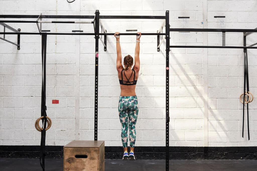 A woman does chin-ups