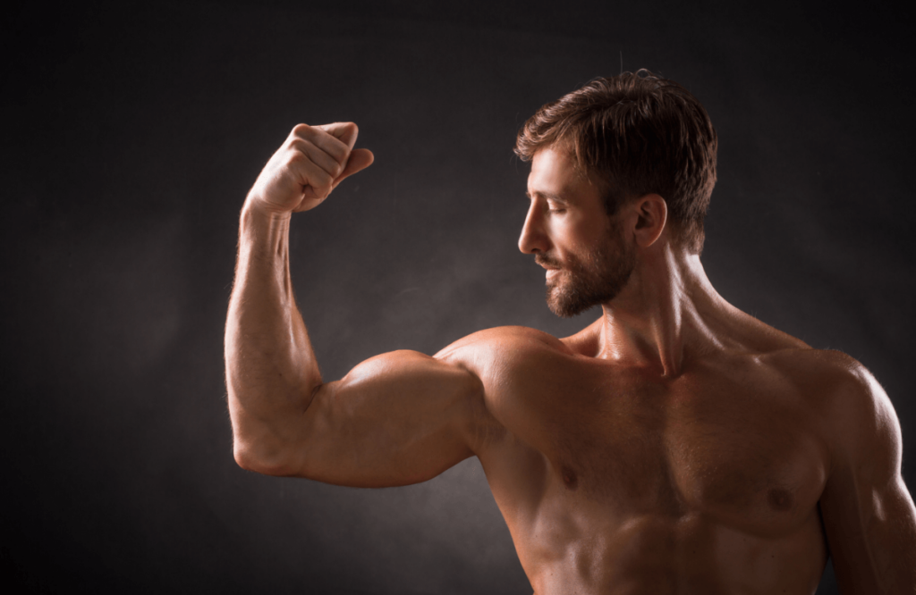Un homme montre son biceps