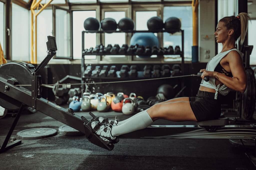 A woman use a rowing machine