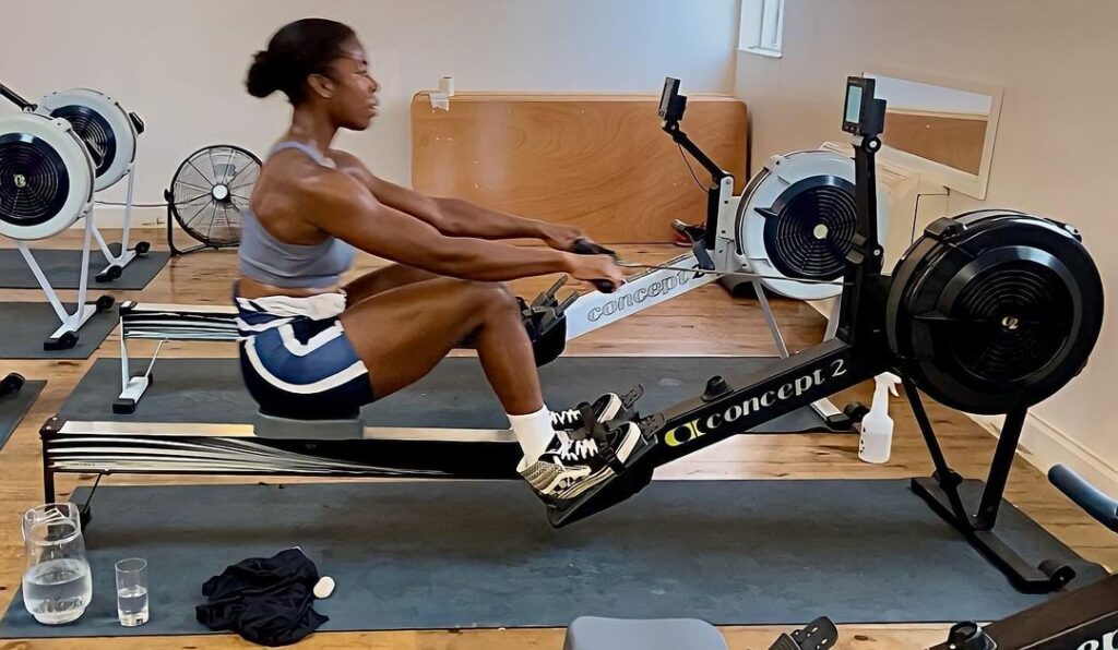 What You Need to Know About the Rowing Machine and Your Abs