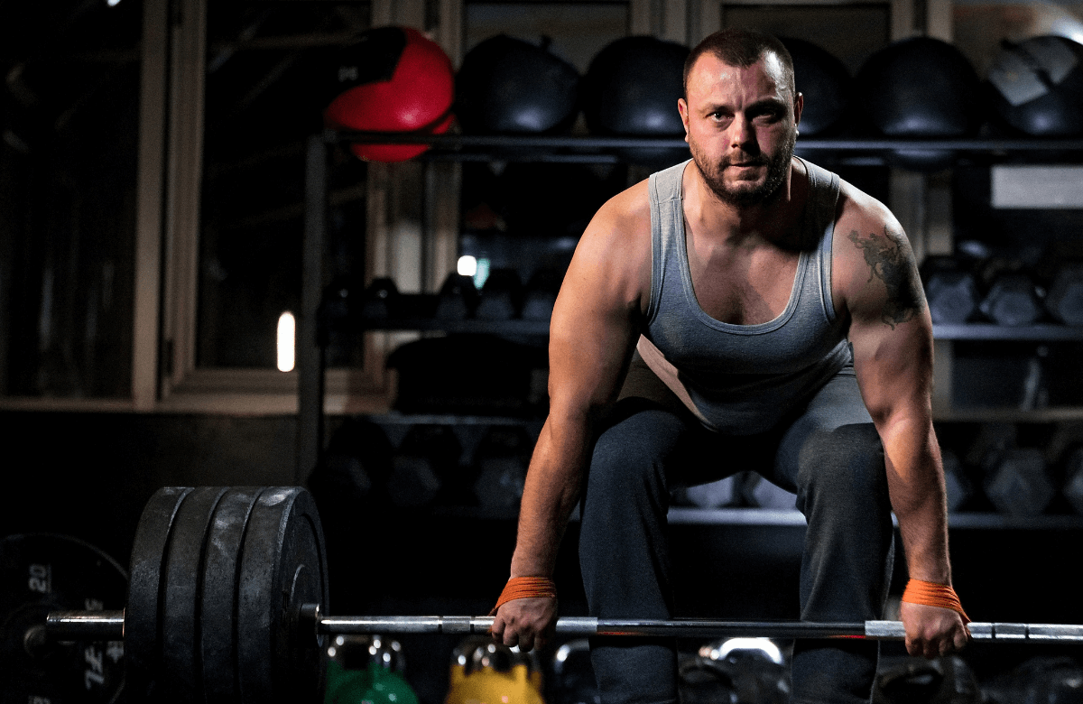 A strong man doing deadlift for hypertrophy