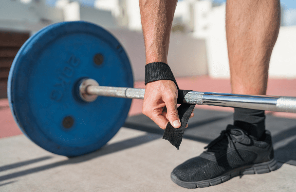 A man knowing how to use deadlift straps