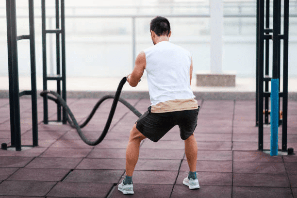 Homme fait du battle rope