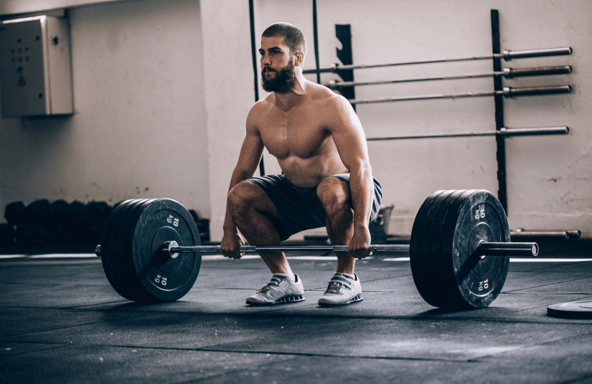 A man performing a perfect pause deadlift