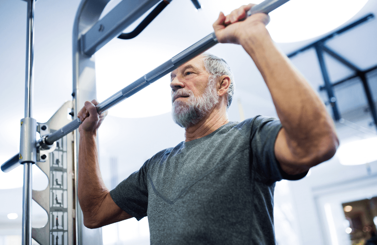 Musculation après 50 ans : Un homme âgé fait de la musculation.