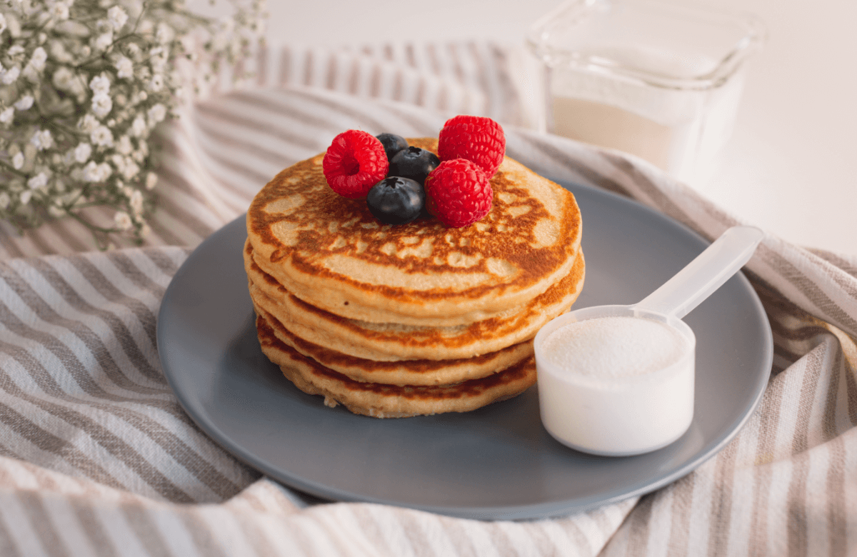 Image montrant des pancake avec un spoon de whey