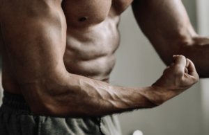 Un culturista muestra su musculoso antebrazo