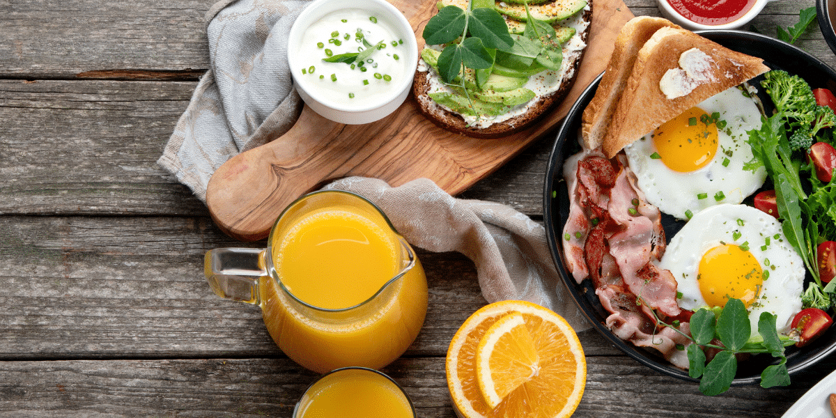 A weight loss breakfast composed of orange juice, eggs and vegetables