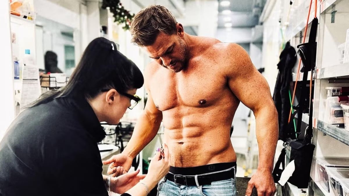 Reacher Star Alan Ritchson Teases Nude Scenes Ahead of Season 3, Playfully Suggests Pre