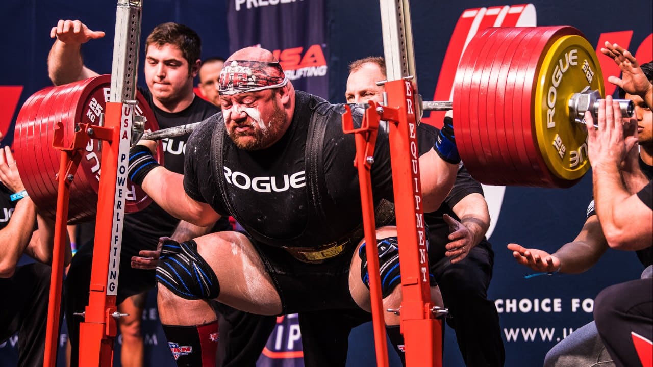 1,135 паунда!  Гледайте Powerlifter Blaine Sumner смазва световния рекорд на задната клека