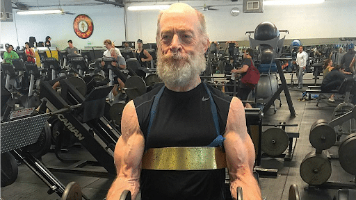 Вътре в интензивната рутина на JK Simmons за оставане на разкъсване (и диетата, която го подхранва)