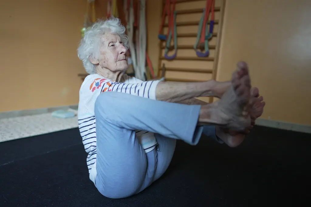102-Year-Old Yoga Instructor Reveals the Surprisingly Simple Lifestyle ...